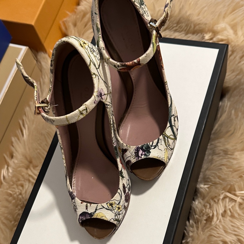 Gucci Floral Peep-Toe Heels - Cream and Purple